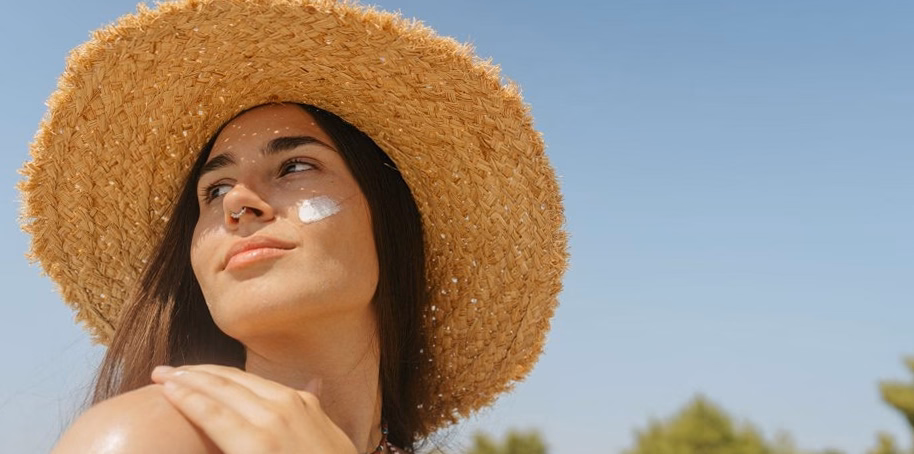 Taches et rides : découvrez les crèmes solaires anti-âge incontournables à intégrer à votre routine dès maintenant