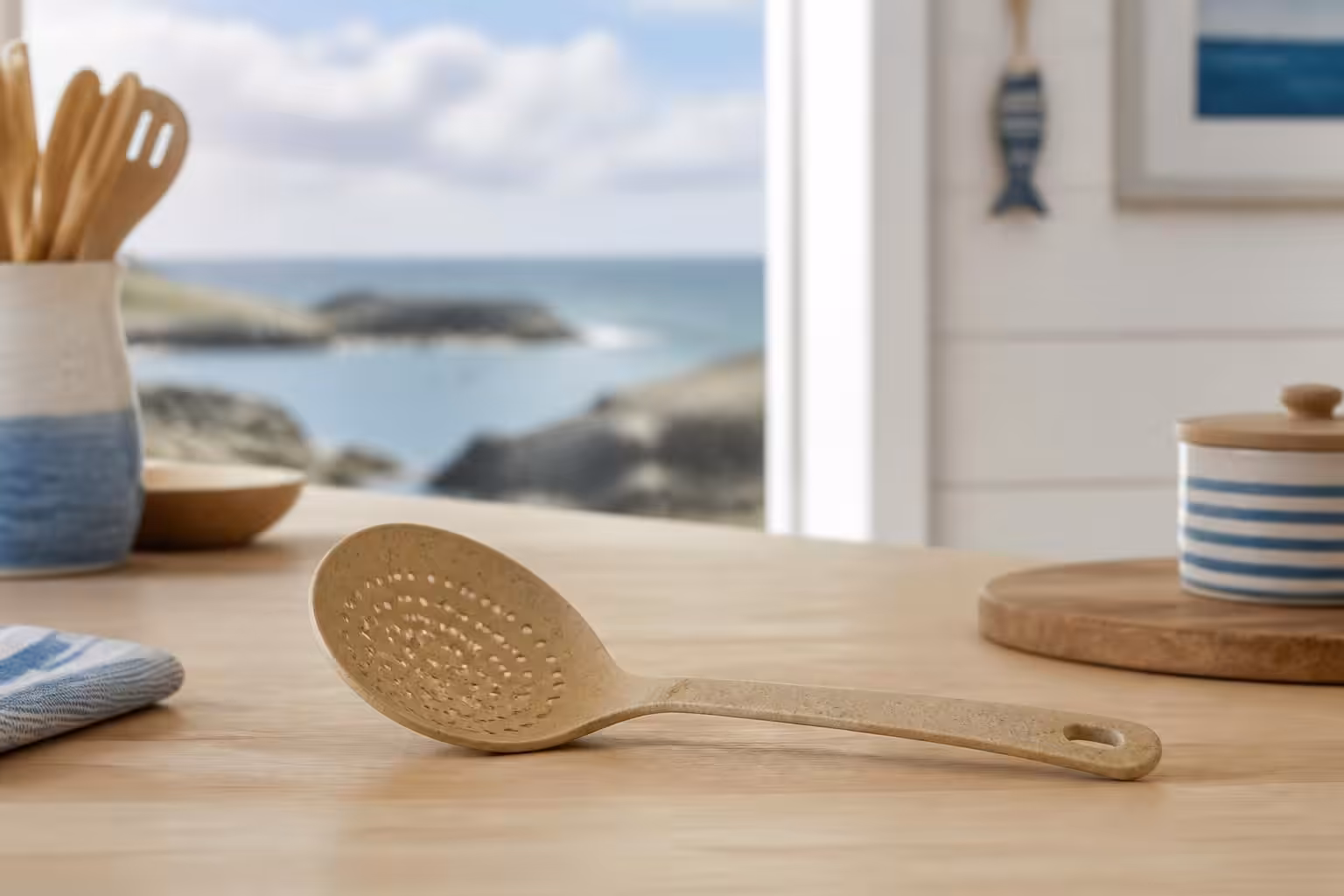 découvrez l'écumoire en fibre de bambou bretagne, un ustensile de cuisine écologique, léger et durable, parfait pour vos préparations culinaires.