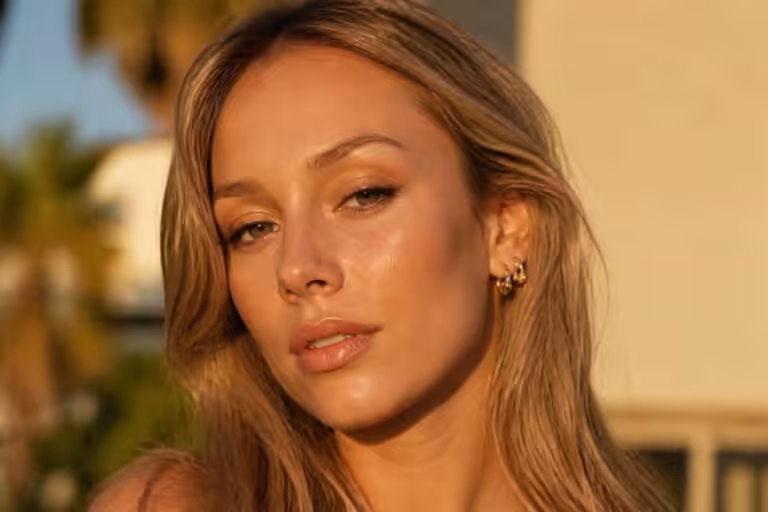 découvrez le secret maquillage d'ester expósito pour un glow bronzé subtil et irrésistible. adoptez ses astuces faciles pour un teint lumineux et naturel au quotidien.