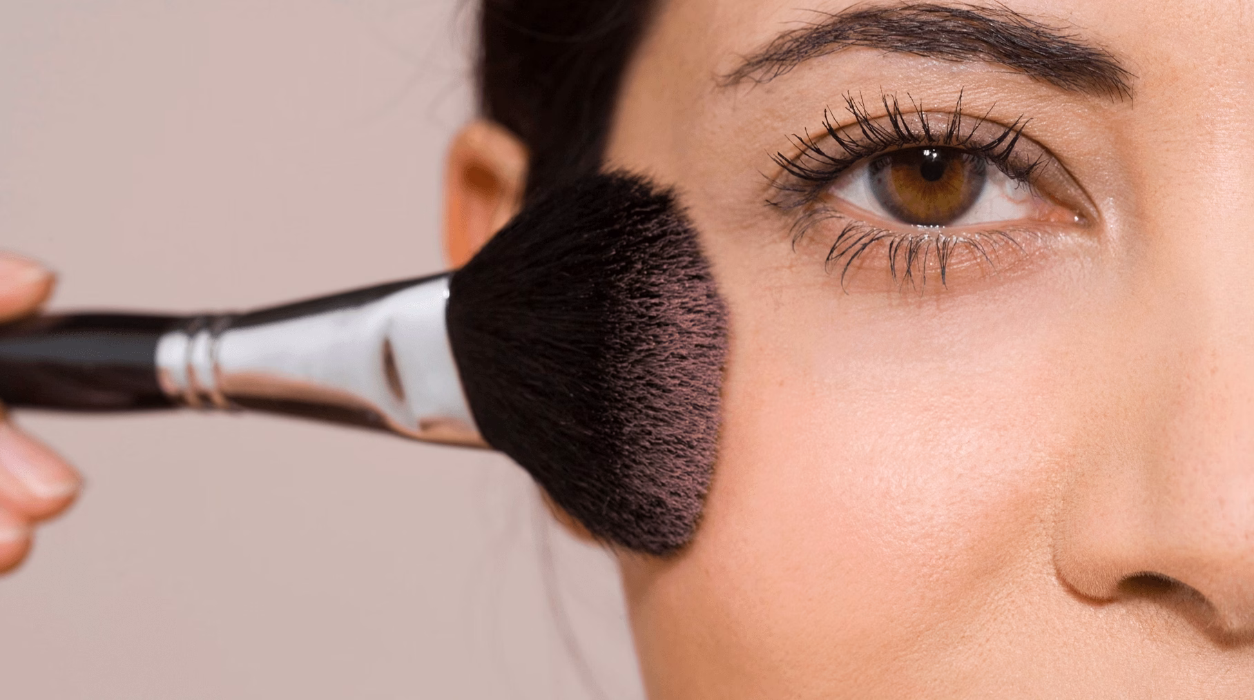 Dites adieu aux extensions de cils grâce à ce mascara à 11 euros offrant volume maximal et longueur spectaculaire